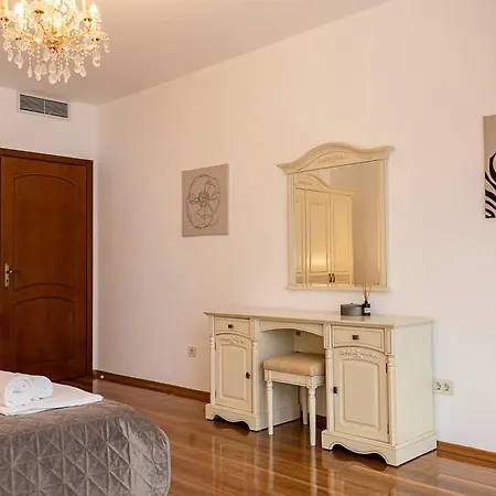 Апартамент 2br Seaside Escape With Parking At Port Palace By Flat Mаnager